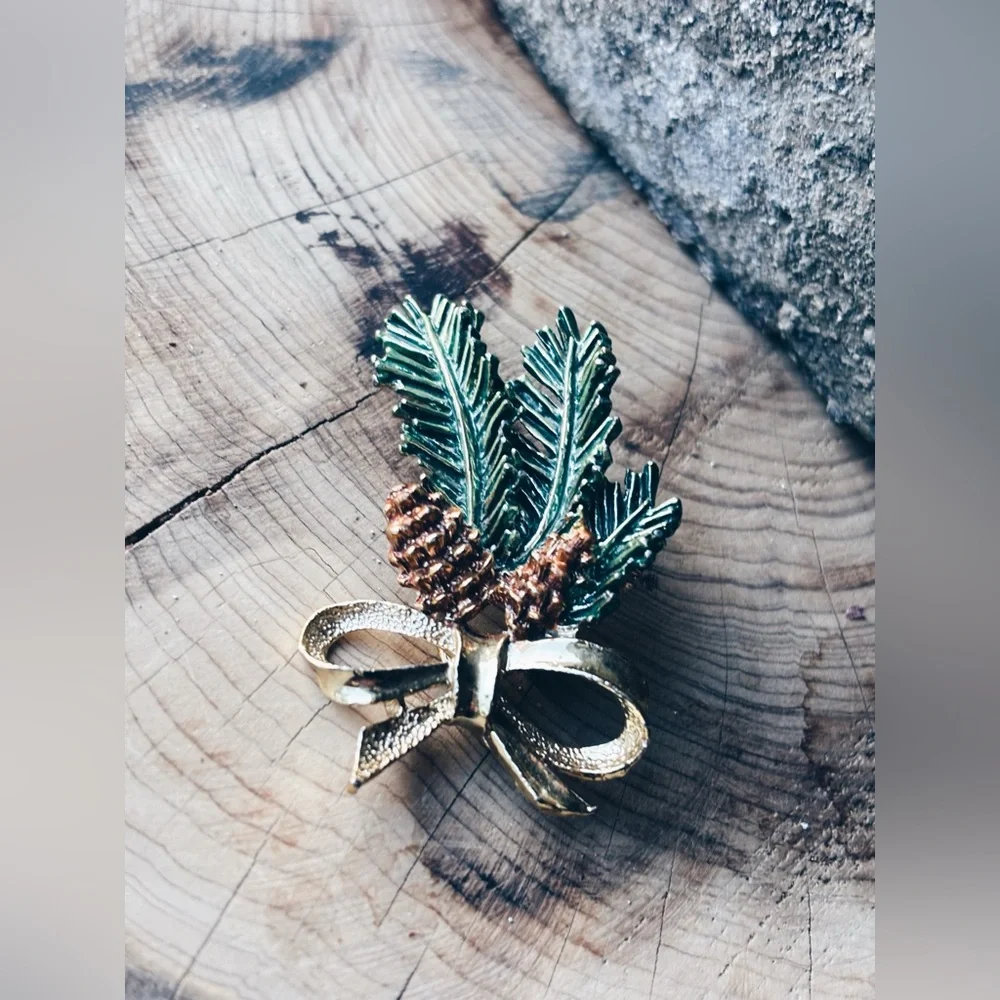 Brooch Evergreen and pine cone